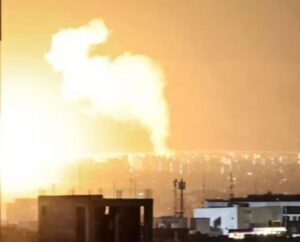 ইজরাইলি আক্রমনে জ্বলছে তেহেরণ কিন্তু আত্ম সমর্পনে রাজী না ইরান