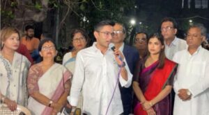 ফর্ম-৬ ভর্তি বস্তা নিয়ে সোমবার কমিশনে ঢুকেছে বিজেপির লোকেরা – অভিষেক