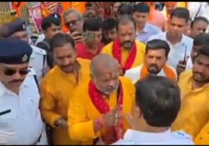 নিউ টাউনে রাম মন্দির থেকে রাম নবমীর শোভাযাত্রা নিয়ে বৃহস্পতিবার সকালে বিশৃঙ্খলা দেখা দেয়। পুলিশের সঙ্গে আয়োজকদের বচসা বাধে