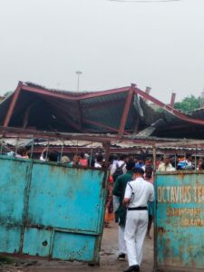 তারাতলা তে নির্মীয়মান গোডাউনের ছাদ ভেঙে পড়ল