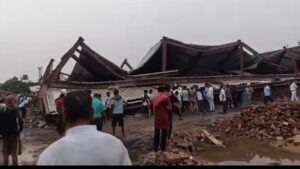 তারাতলায় হাই রোডে গুদামের ছাদ ধস,