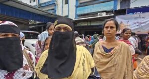 অন্নপূর্ণা যোজনার টাকা না পেয়ে মহিলাদের বিক্ষোভ, আসানসোল মহকুমা শাসক দপ্তরের সামনে রাস্তা
